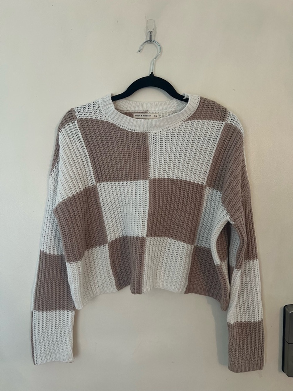 moon & madison Checkerboard Crewneck Sweater in Cream and Tan